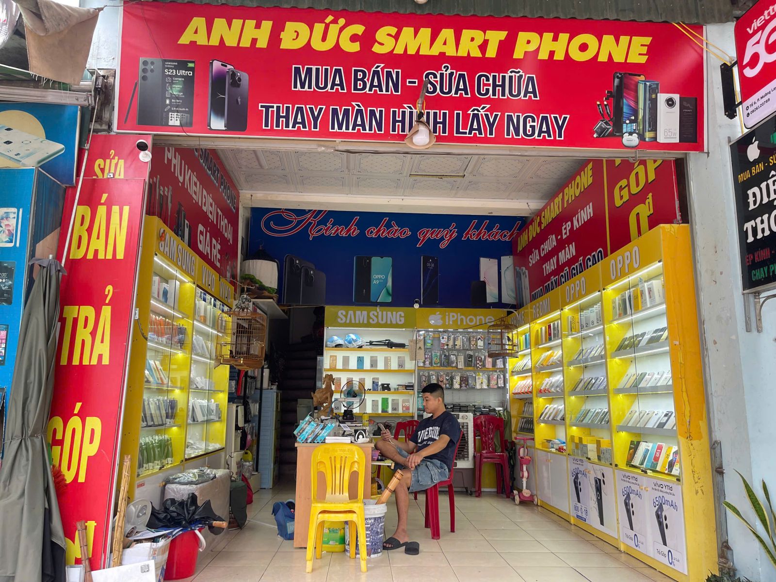 Cửa hàng mua bán và sửa chữa  điện thoại tại Trung tâm phường Mường Lay