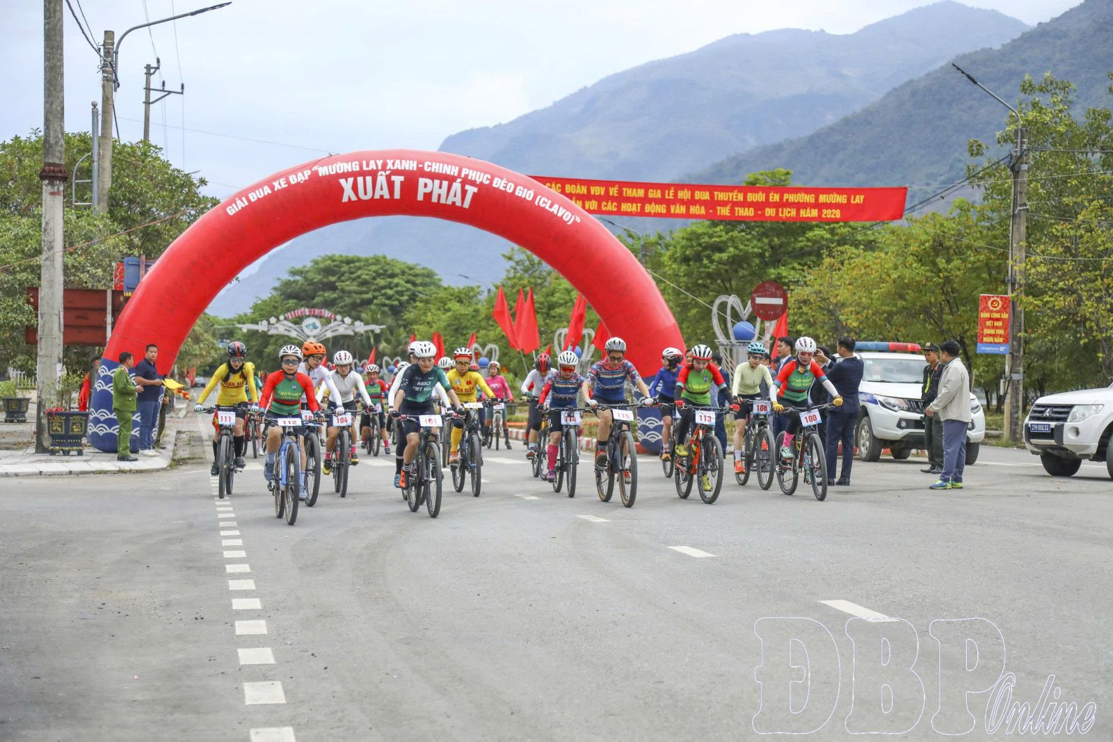 150 vận động viên đua xe đạp ”Mường Lay xanh – chinh phục đèo Gió”