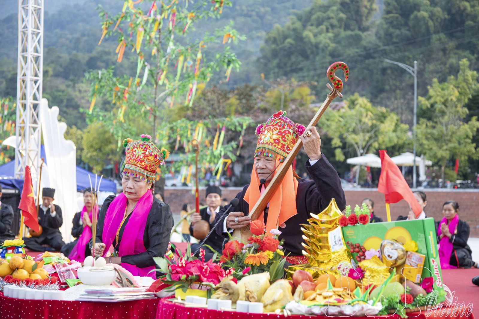 Mường Lay khai hội đua thuyền đuôi én